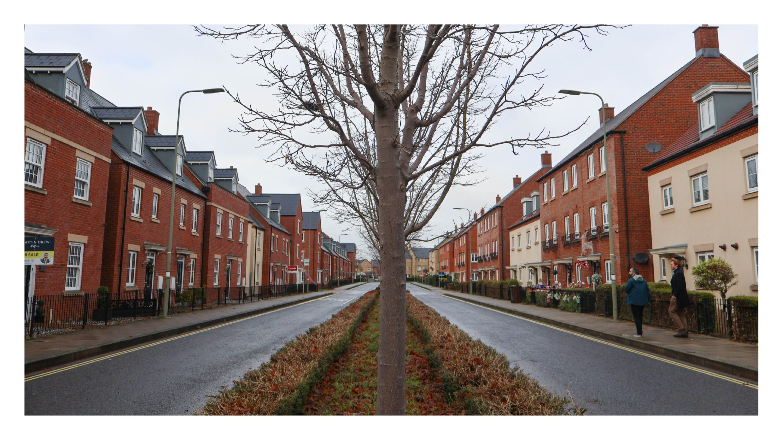 A tree lined central reservation on a residential street helps create a unique street character. Kingsmead, Oxfordshire.