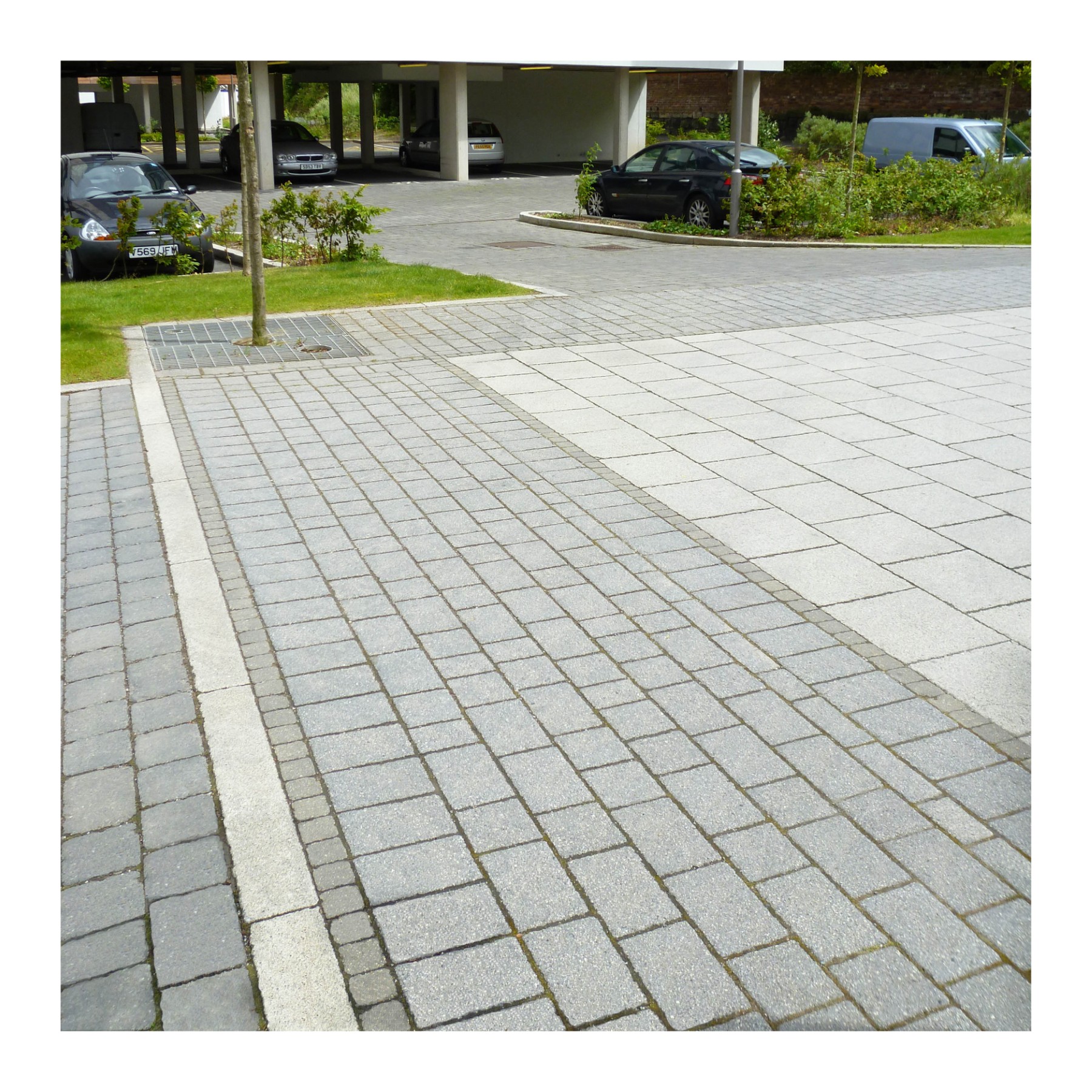 Conservation block paving in the carriageway (Marshalls).