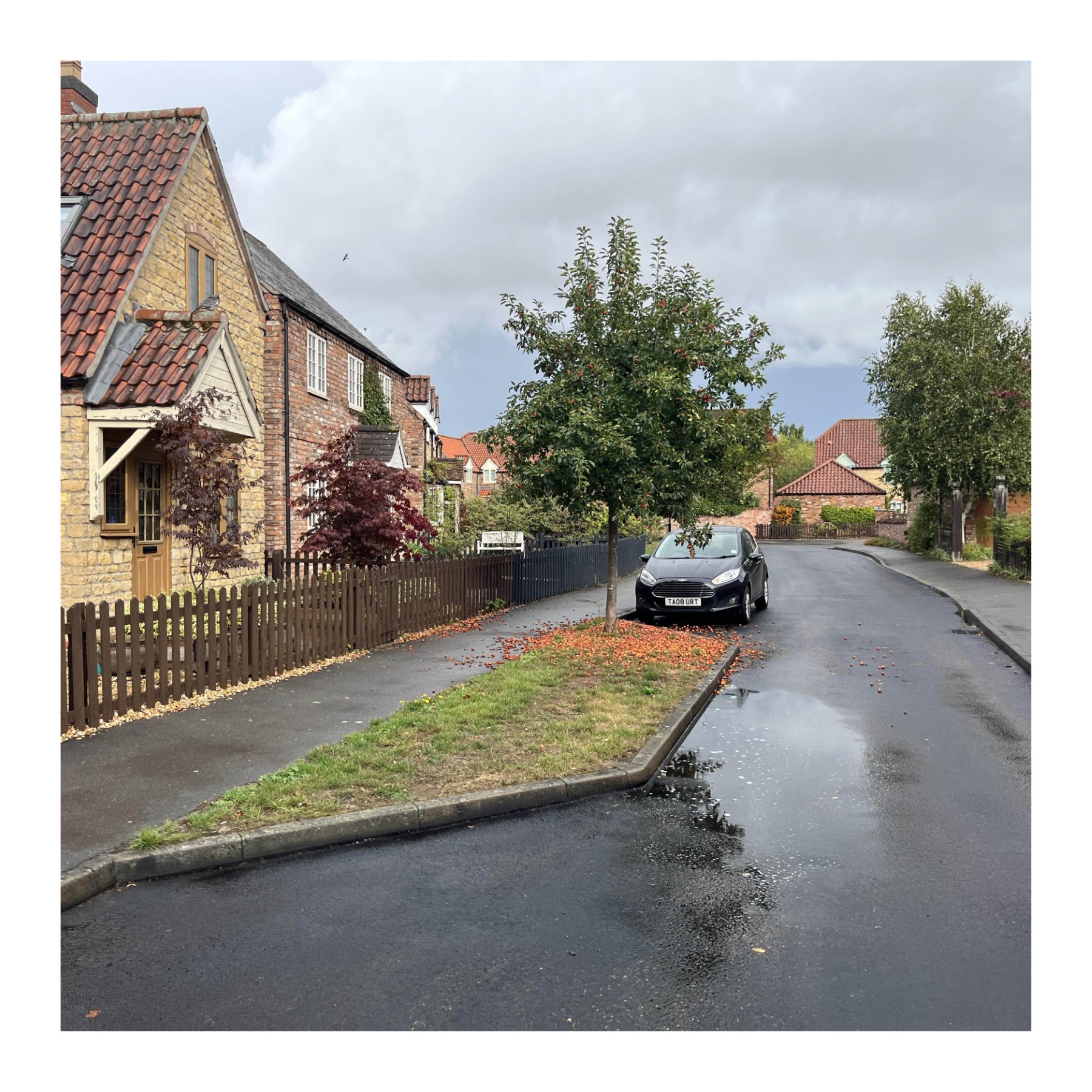 Varied street widths and buildouts create opportunity for on-street parking, Harmston, Lincolnshire.